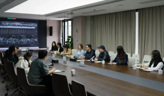 为深入开展学习贯彻习近平新时代中国特色社会主义思想主题教育，高质量推进佛山校区校园工程建设，积极探索研究佛山校区的办学体制机制创新，5月12日，由我校国际合作与交流处处长、佛山校区管委会常务副主任伍端带队，管委会一行9人到中国美术学院调研交流，并开展主题教育。