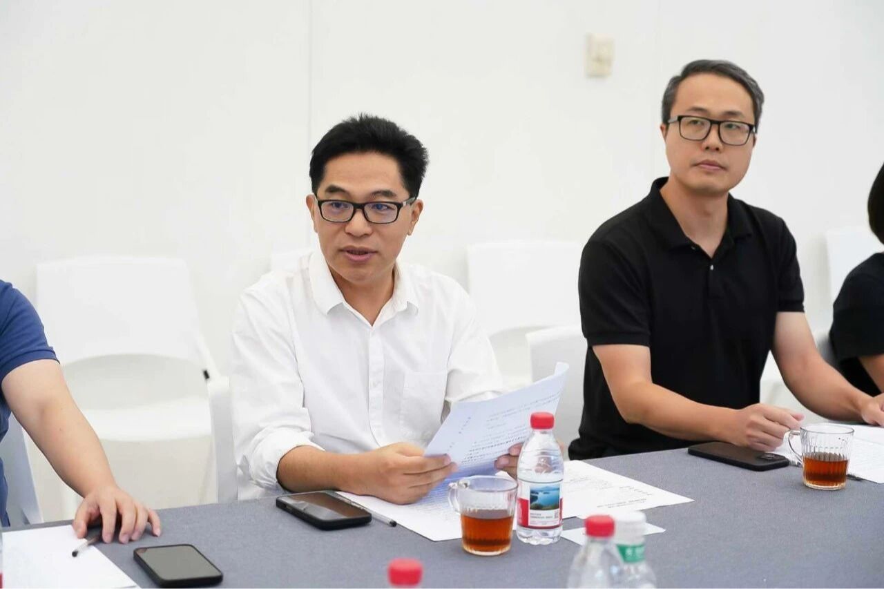 9月5日上午，湾区创新学院在大学城校区A415会议室召开新学期工作会议，对学院新学期工作进行部署。湾区创新学院院长伍端、党总支书记岑君豪，副院长刘再行、何夏昀、专职副书记吴东杰，以及全体教职工出席会议。会议由伍端主持。