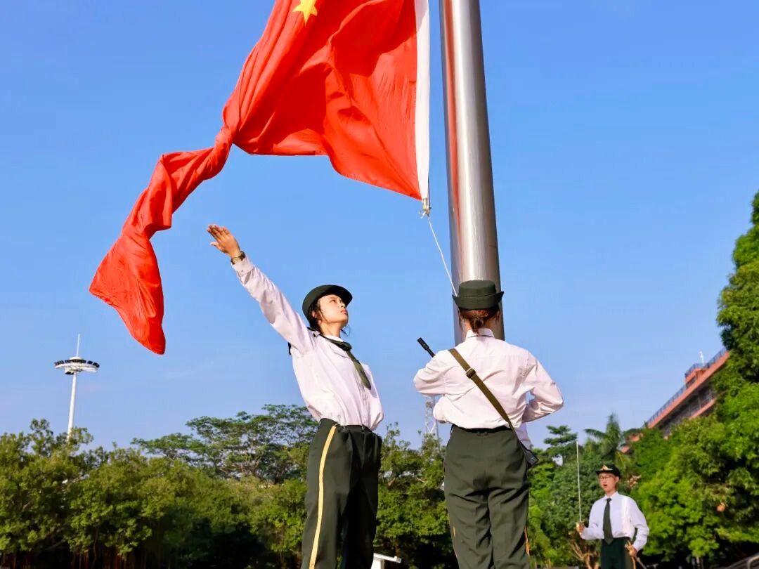 为进一步弘扬爱国主义精神，巩固爱国信念，传承爱国之志，凝聚奋进力量，激发青年学子“以青春之我，担时代之任”的使命担当，湾区创新学院于10月13日上午组织师生代表在大学城校区江畔广场举行升国旗仪式。学校党委学生工作部（学生工作部）部长、党委武装部部长孙凯军，湾区创新学院党总支书记岑君豪、专职副书记吴东杰，以及师生代表400余人参加了升国旗仪式。