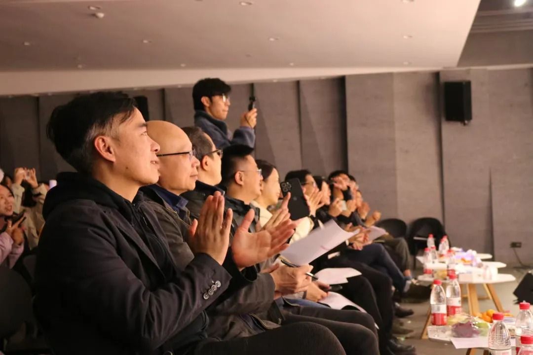 12月30日晚，广州美术学院湾区创新学院以“星光之路，迎新启程”为主题的首届迎新晚会如期而至。湾区创新学院院长伍端、佛山校区管委会直属党支部书记郑浩华、校团委书记庄少琼、信息技术中心主任陈泽生、招生考试中心主任岑君豪、计划财务处副处长陈胤雄、教育发展与校友事务办公室副主任陈聪、湾区创新学院院长助理何夏昀，湾区创新学院办公室全体人员、全体辅导员、班主任以及2024级新生出席晚会。