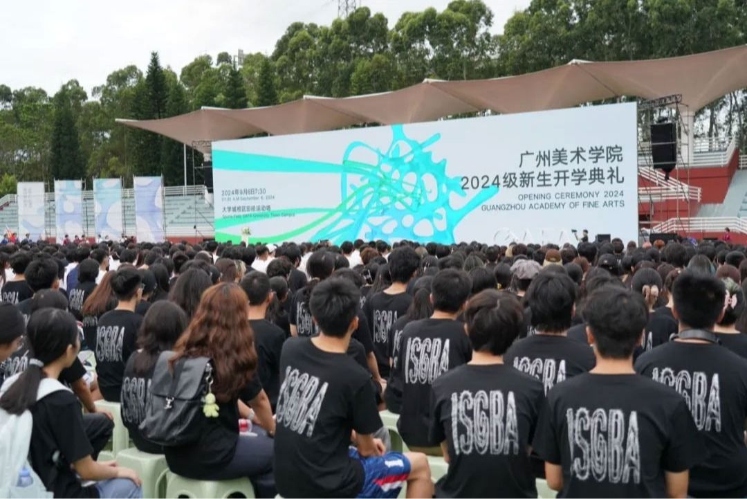 September 6th – Guangzhou Academy of Fine Arts (GAFA) welcomed its 2024 cohort at a grand opening ceremony held in the stadium of the University Town Campus. 2,253 new students – including undergraduates, Master's, and PhD candidates from across China and overseas – gathered to begin their artistic journeys as proud 