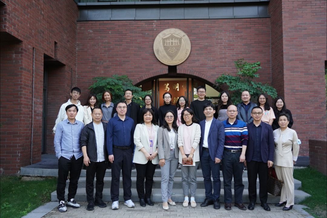 为深入开展学习贯彻习近平新时代中国特色社会主义思想主题教育，高质量推进佛山校区校园工程建设，积极探索研究佛山校区的办学体制机制创新，4月26日下午，佛山校区管委会一行到华南理工大学广州国际校区进行调研交流。管委会直属党支部书记、专职副主任郑浩华，管委会委员王志强、涂渊、陈胤雄、陈聪，信息技术中心相关负责人、佛山校区管委会办公室全体成员参加调研。
