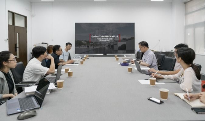 为深入开展学习贯彻习近平新时代中国特色社会主义思想主题教育，牢牢把握“学思想、强党性、重实践、建新功”总要求，6月9日，我校佛山校区管委会在大学城校区B302会议室召开办学机制体制创新工作会议。国际知名学者、广州美术学院设计思维与社会技术系统设计研究院负责人辛向阳教授及其团队，国际合作与交流处处长、佛山校区管委会常务副主任伍端，管委会直属党支部书记、专职副主任郑浩华以及管委会办公室全体成员参加了会议。伍端主持会议。