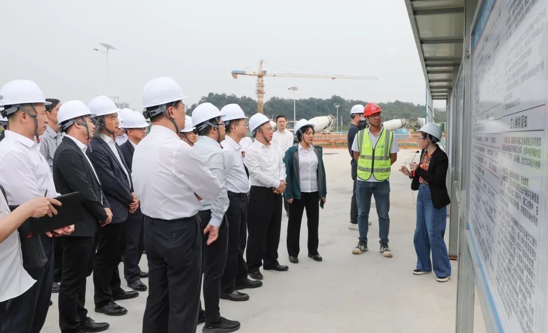 On the afternoon of March 10, Zheng Ke, Vice Chairman of the Guangdong Provincial Committee of the Chinese People's Political Consultative Conference (CPPCC) and Party Secretary of Foshan City, conducted an inspection and guidance tour of the Phase I construction site of our university's Foshan campus to review the progress of the engineering project. 