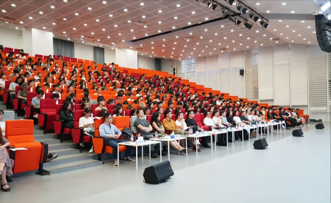 迎新季 | 湾区创新学院2024级新生见面会活动回顾 9月21日下午,湾区创新学院在广州美术学院大学城校区900座报告厅举行了2024级新生见面。本次见面会旨在加强专业老师与新生之间的交流互动,帮助学生更好地了解学院人才培养运行机制,做好个人学业生涯规划。学院领导、专业老师、辅导员、办公室全体工作人员,以及2024级新生共同参加了本次活动。见面会由院长助理何夏昀副教授主持。