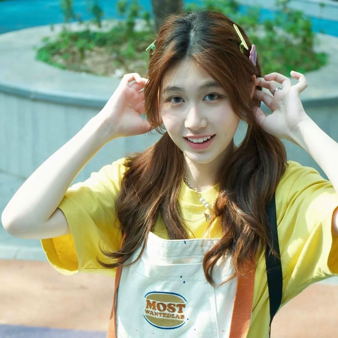 When you hold that admission letter and step onto campus with excitement, I want to say: Congratulations!You’re about to embark on the most vibrant and transformative four years of your life. May you: Stay grounded yet dream boldly, Strive relentlessly yet savor every moment.The future you will look back and deeply appreciate the effort you pour in today.Go forth, and make this college journey unforgettable!