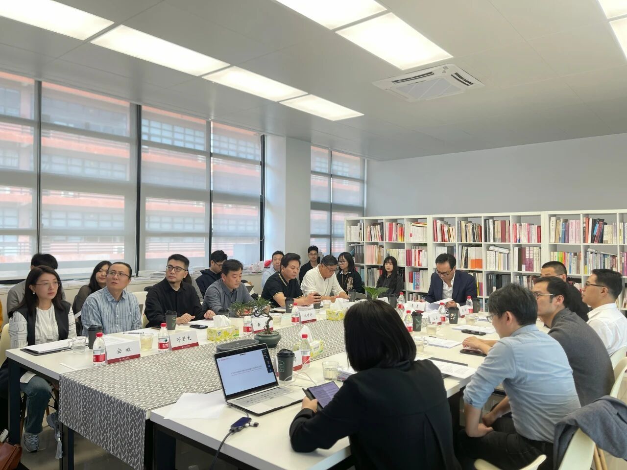 为贯彻落实学校高质量发展战略，加强本科教育教学审核评估评建工作的系统性和科学性，3月12日下午，广州美术学院湾区创新学院在行政楼533会议室举行2024级本科人才培养方案论证会。广州美术学院副院长李勇作为论证巡视校领导出席了会议。清华大学美术学院视觉传达设计系长聘教授马泉，武汉理工大学艺术与设计学院教授方兴，利亚德集团副总裁沈时进，香港科技大学讲座教授宗福季，同济大学设计创意学院教授吴洁，中国传媒大学副教授吴卓浩，广州美术学院教务处处长涂渊、副处长林锋等校内外论证专家，湾区创新学院院长伍端，院长助理刘再行、何夏昀，学院骨干教师及办公室相关人员参会。会议由何夏昀主持。