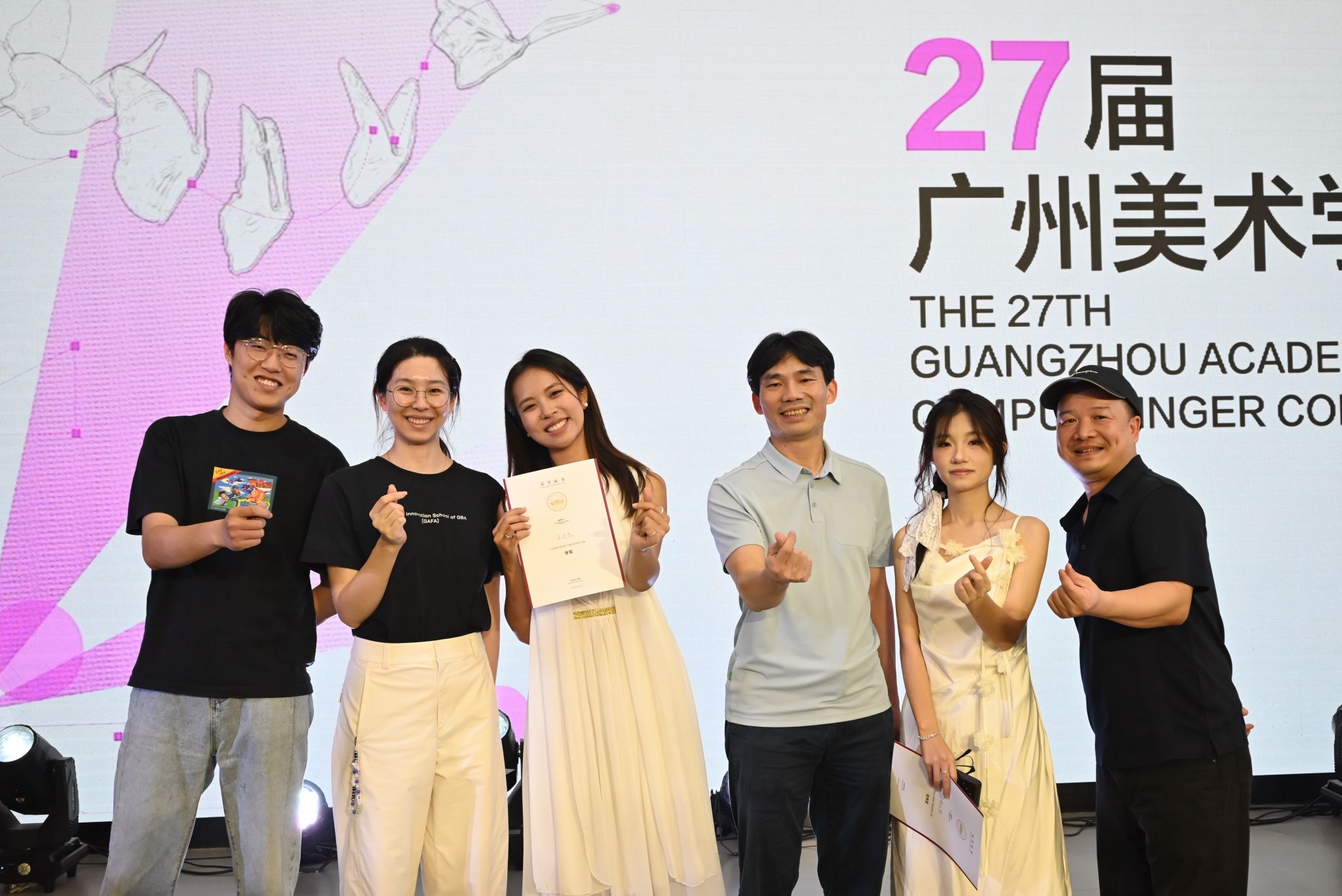 5月29日晚，广州美术学院。第二十七届校园歌手大赛决赛在大学城校区900座报告厅圆满落幕，当晚灯光璀璨、掌声雷动十位决赛选手汇聚一堂联袂献上了一场精彩纷呈的视听盛宴。