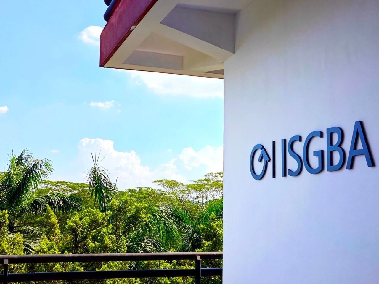 On September 3rd, ISGBA welcomed its undergraduate cohort of 2025 and its first-ever cohort of postgraduate students at both the University Town Campus and Gangtou Campus. Filled with boundless anticipation for the arts, they are about to embark on a new life journey in this fertile ground for artistic growth. From the brand-new open teaching spaces to the safe and cozy dormitories, every facility represents a new anchor carefully laid by the University and the Innovation College, quietly awaiting the new students to connect with and explore this artistic voyage.