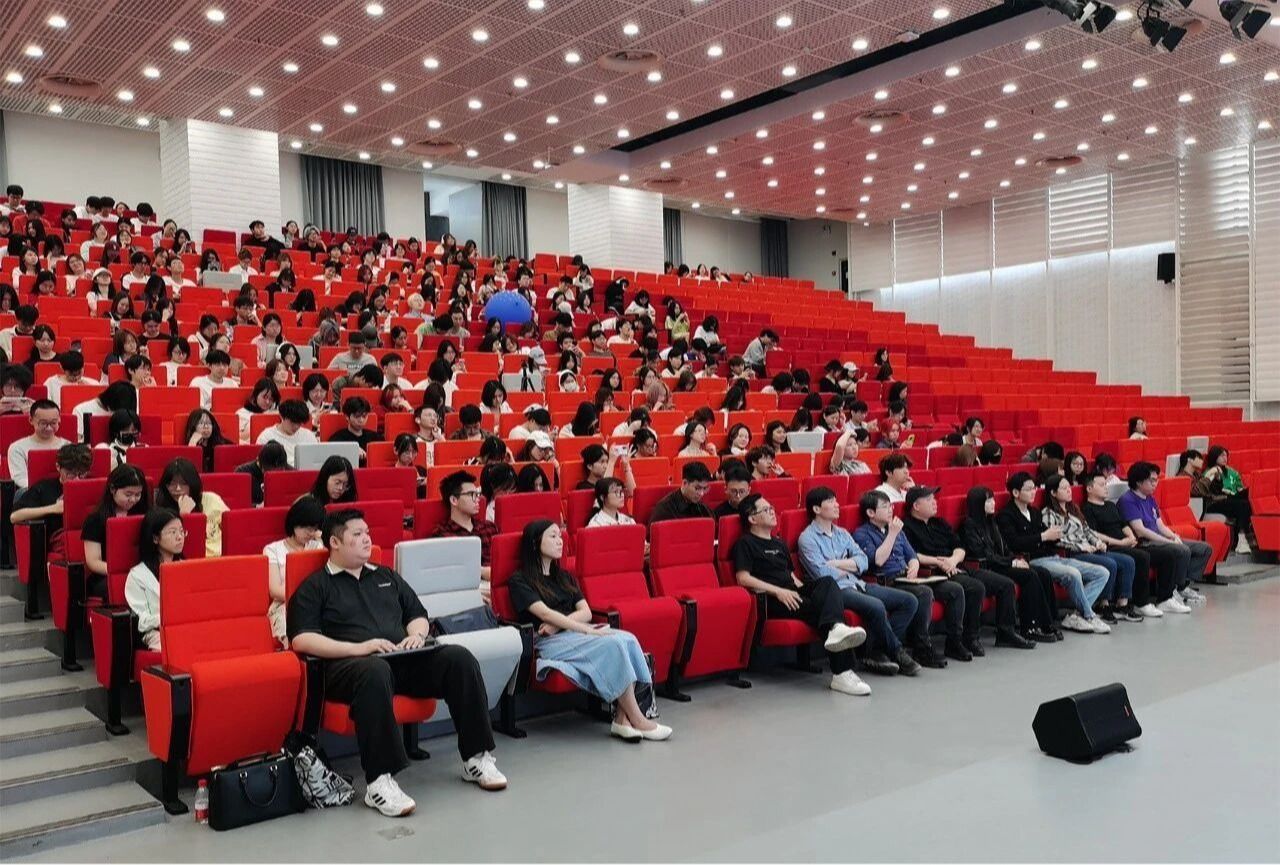 On the morning of March 25, ISGBA convened an all-hands meeting for its undergraduate program review in the 900-seat lecture hall of the University Town campus. The meeting was attended by College Director Wu Duan; Secretary of the Directly Subordinated Party Branch and Full-time Deputy Director of the Foshan Campus Management Committee Zheng Haohua; Assistant Directors Liu Zaixing and He Xiaying; Full-time Organizational Staff Member and Office Director Wu Dongjie; along with relevant full-time faculty from ISGBA, office staff, and all first-year undergraduate students (Class of 2024). The meeting was chaired by He Xiaying.