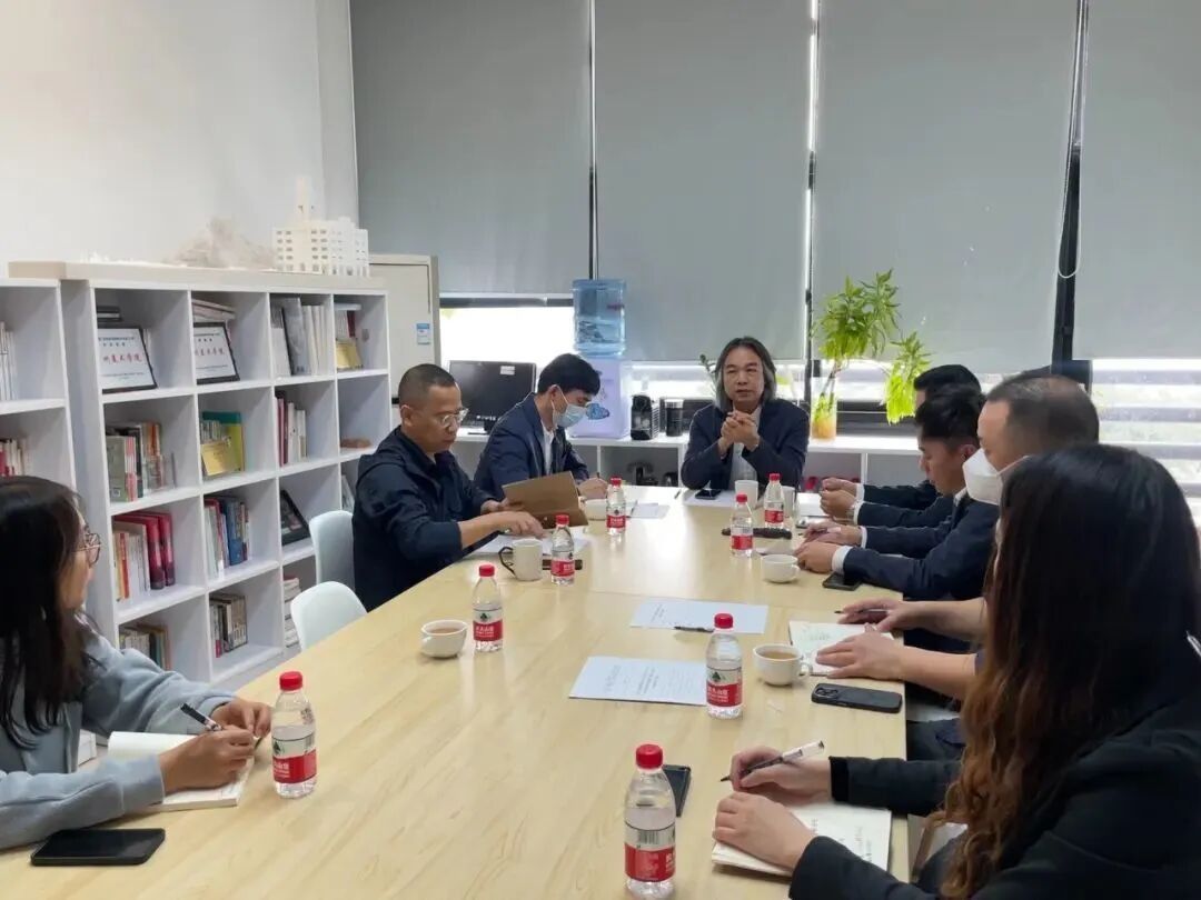 近日，佛山校区管委会在大学城校区A608会议室召开新学期工作会议暨全体委员会议。广州美术学院副院长、佛山校区管委会主任蔡拥华，国际合作与交流处处长、管委会常务副主任伍端，管委会直属党支部书记、专职副主任郑浩华，党委教师工作部部长、人事处处长、管委会委员王志强，教务处处长、管委会委员涂渊，教育发展与校友事务办公室副主任、管委会委员陈聪参加了会议。伍端主持。