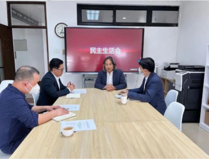 Recently, the Directly Subordinated Party Branch of the Foshan Campus Management Committee convened its 2022 Democratic Life Meeting for Party members in leadership positions and its 2022 Organizational Life Meeting in two locations: Conference Room A608 at the University Town campus of Guangzhou Academy of Fine Arts and the Party-building activity room at the Foshan Campus Project Command Center. The meetings were attended by Cai Yonghua, Vice President of the University; Wu Duan, Executive Deputy Director of the Management Committee; Zheng Haohua, Secretary of the Directly Subordinated Party Branch and Full-time Deputy Director; along with all Party members of the branch.