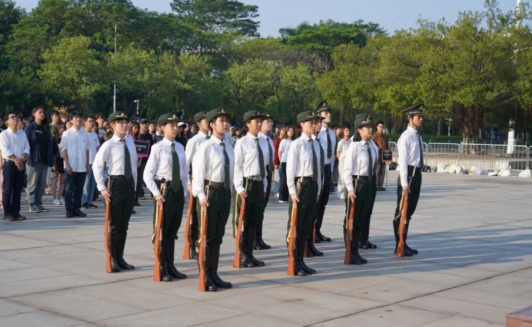 On the refreshing autumn morning of October 8, ISGBA organized a flag-raising ceremony at the Riverside Square, where faculty and students gathered to celebrate the 75th anniversary of the People's Republic of China. The event integrated patriotic education with institutional history learning, while deepening understanding of the guiding principles from the Third Plenary Session of the 20th Central Committee of the Communist Party of China. The ceremony was attended by the college's leadership team along with faculty and student representatives.