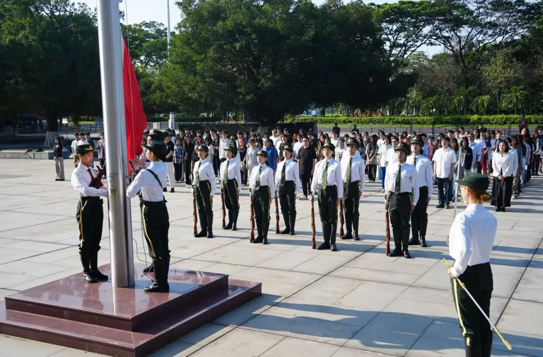 湾区创新学院举行升旗仪式 为进一步加强爱国主义教育,引导师生以中华民族伟大复兴为己任,增强学生的认同感、归属感和凝聚力,5月12日上午,湾区创新学院在大学城校区江畔广场举行升旗仪式,湾区创新学院院长伍端,佛山校区管委会直属党支部书记郑浩华,院长助理刘再行、何夏昀以及学院近四百名师生参加了升旗仪式。